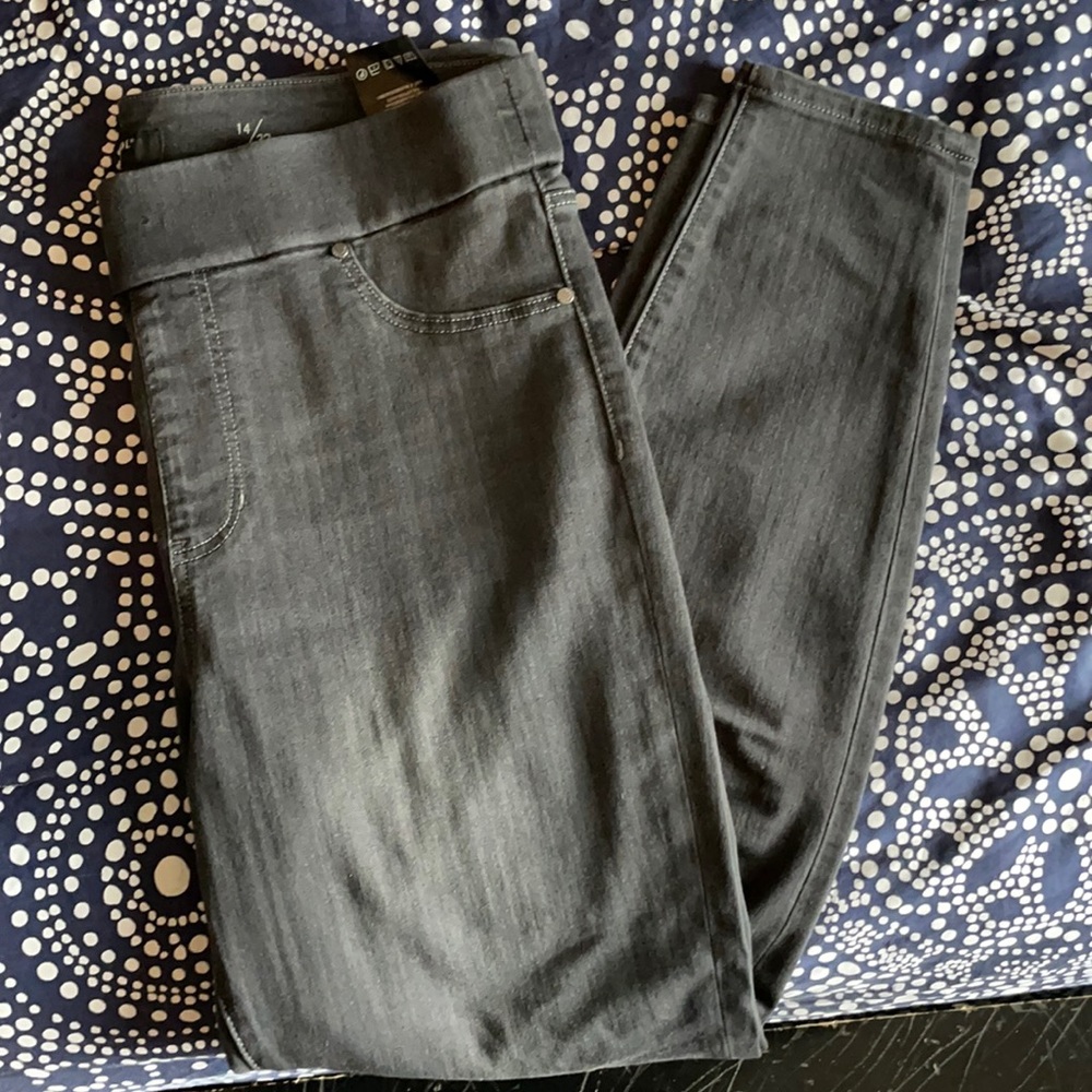 NWOT Liverpool pull on jeans in a dark grey wash